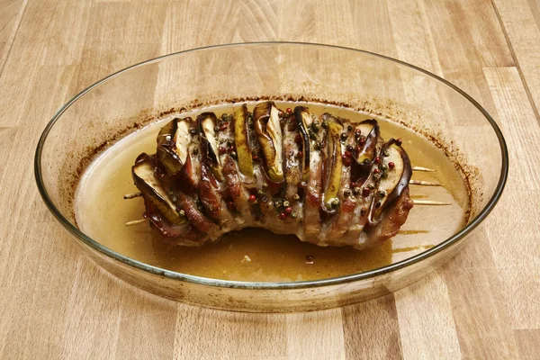 Італійська їжа, приготовлена яловичина свинина (arista) з скибочками яблук, бекон і зелений — стокове фото