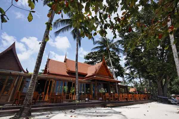 Tajlandia, koh samui (wyspie samui), tajski ośrodek wypoczynkowy na plaży — Zdjęcie stockowe