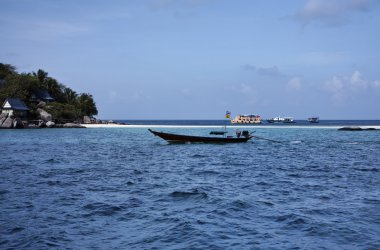 Tayland, koh nangyuan (nangyuan ada), bir plaj ve balıkçı teknesi