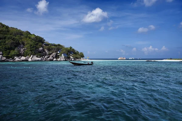Ταϊλάνδη, nangyuan (nangyuan νησί), προβολή των εξοχικών σπιτιών στην παραλία και ένα αλιευτικό σκάφος — Φωτογραφία Αρχείου