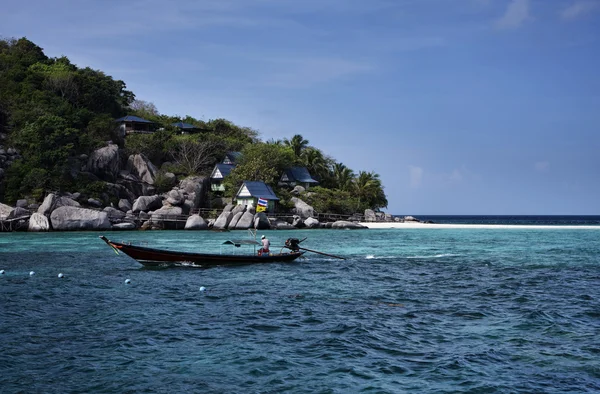 Ταϊλάνδη, nangyuan (nangyuan νησί), προβολή των εξοχικών σπιτιών στην παραλία και ένα αλιευτικό σκάφος — Φωτογραφία Αρχείου