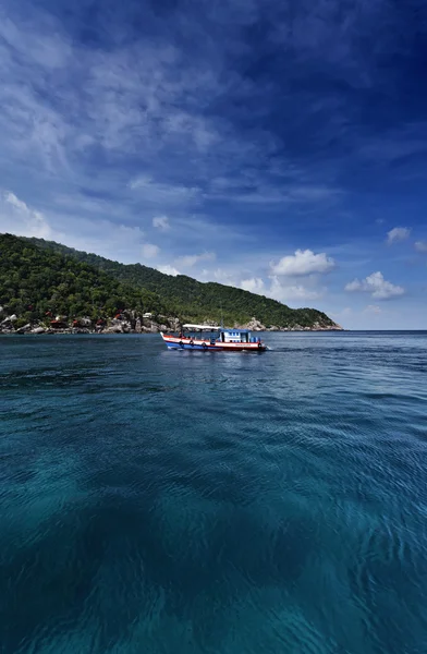 Tailândia, Koh Nangyuan (Ilha Nangyuan), vista da ilha e um barco de mergulho — Fotografia de Stock