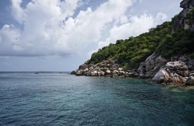 Tayland, koh nangyuan (nangyuan ada), ada'nın kayalık sahil görünümü