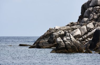 Tayland, koh nangyuan (nangyuan ada), ada'nın kayalık sahil görünümü