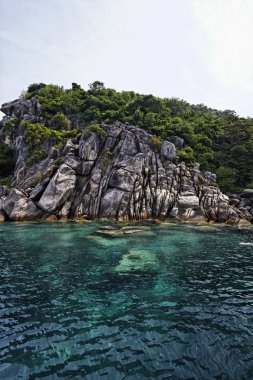 Tayland, koh nangyuan (nangyuan ada), ada'nın kayalık sahil görünümü