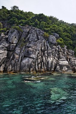 Tayland, koh nangyuan (nangyuan ada), ada'nın kayalık sahil görünümü