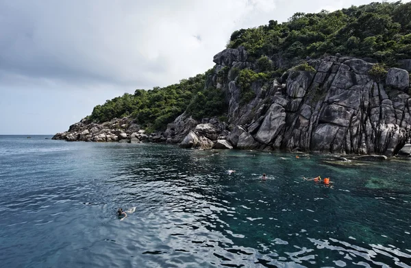Thailand, koh nangyuan (Insel Nangyuan), Hauttaucher schwimmen — Stockfoto
