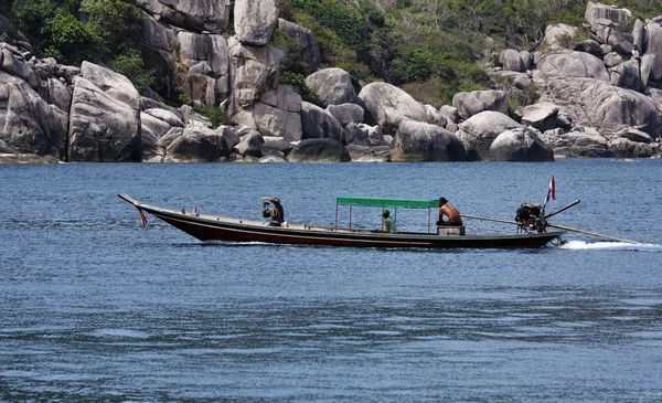 Таиланд, Ко Нанъюань (остров Нанъюань), турист фотографирует на местной лодке — стоковое фото