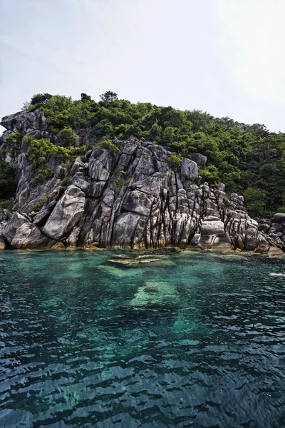 Tailândia, Koh Nangyuan (Ilha Nangyuan), vista da costa rochosa da ilha — Fotografia de Stock