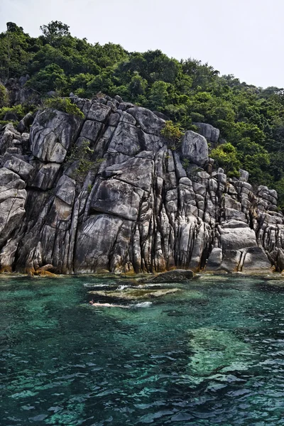 Thaiföld, koh nangyuan (nangyuan island), kilátással a sziget sziklás partján — Stock Fotó