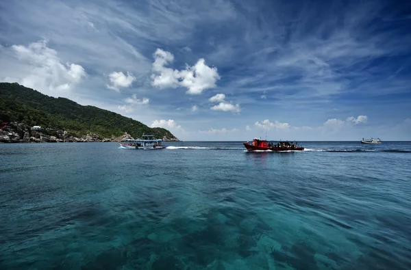 Thailand, Koh Nangyuan (Insel Nangyuan), lokale Boote und die Küste der Insel — Stockfoto