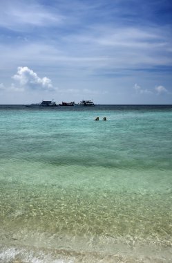 Tayland, koh nangyuan (nangyuan ada), yerel balıkçı tekneleri görünümünü ve iki cilt dalgıçlar