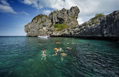 Tayland, mu koh angthong ulusal deniz parkı, temiz su snorkelers yüzmek