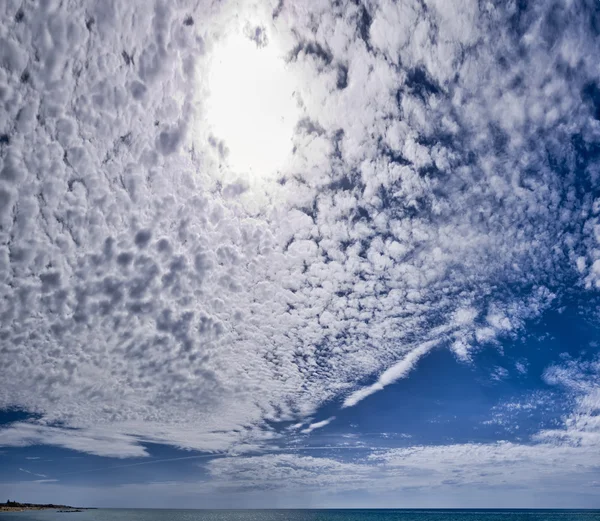 Italia, Sicilia, Donnalucata (provincia de Ragusa), nubes en el cielo y el mar Mediterráneo —  Fotos de Stock