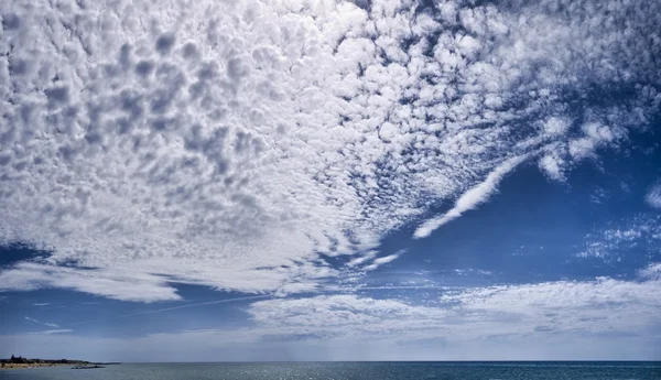 Italië, Sicilië, donnalucata (provincie ragusa), wolken in de hemel en de Middellandse Zee — Stockfoto