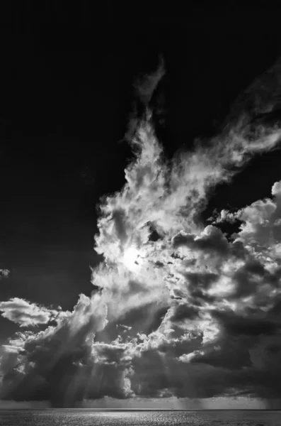 Италия, Сицилия, Средиземное море, юго-восточное побережье Сицилии, бурные облака — стоковое фото