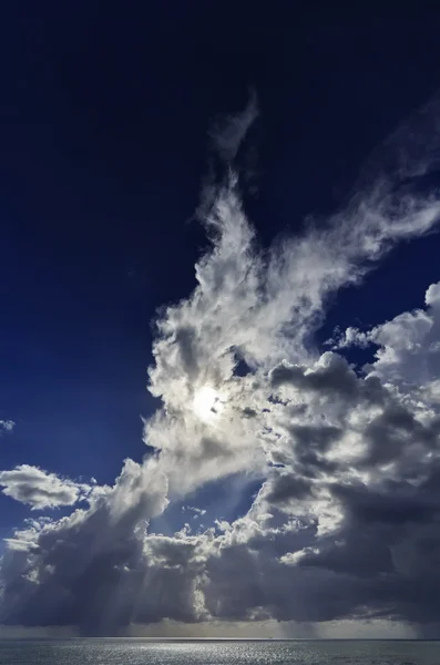 Italia, Sicilia, Mar Mediterráneo, costa sureste siciliana, nubes tormentosas — Foto de Stock