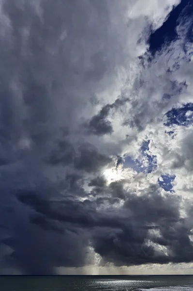Италия, Сицилия, Средиземное море, юго-восточное побережье Сицилии, бурные облака — стоковое фото