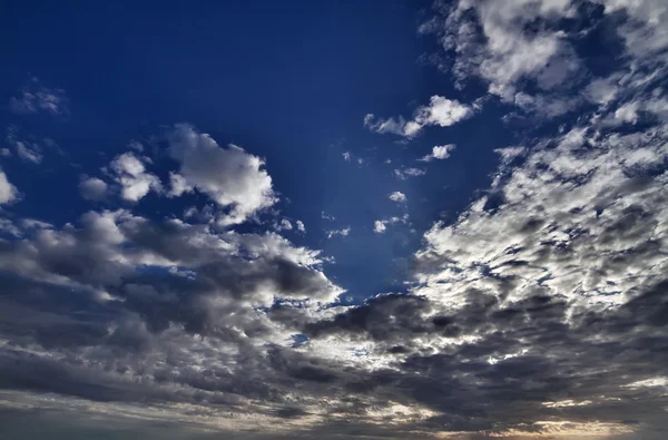 Italia, Sicilia, Mar Mediterráneo, costa sureste siciliana, nubes tormentosas — Foto de Stock