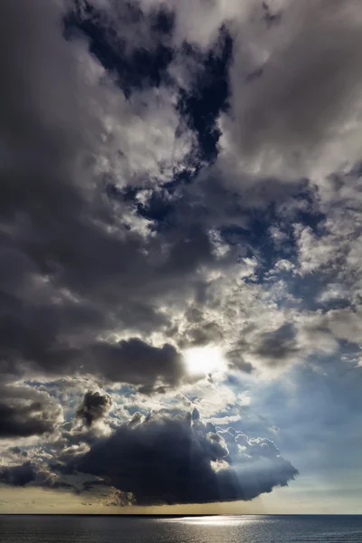İtalya, Sicilya, Akdeniz'in Sicilya Güney Doğu kıyısında, fırtınalı bulutlar — Stok fotoğraf
