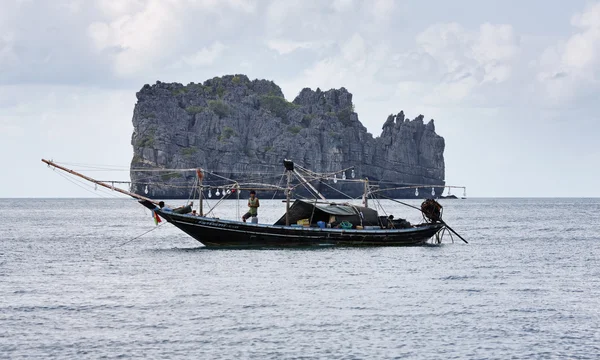 Tayland, mu koh angthong ulusal deniz parkı, yerel balıkçı tekneleri — Stok fotoğraf