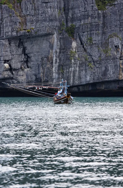 Thajsko, koh angthong Národní mořský park mu, místní rybářský člun — Stock fotografie