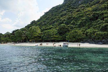 Tayland, mu koh angthong ulusal deniz parkı, turist bir plajda