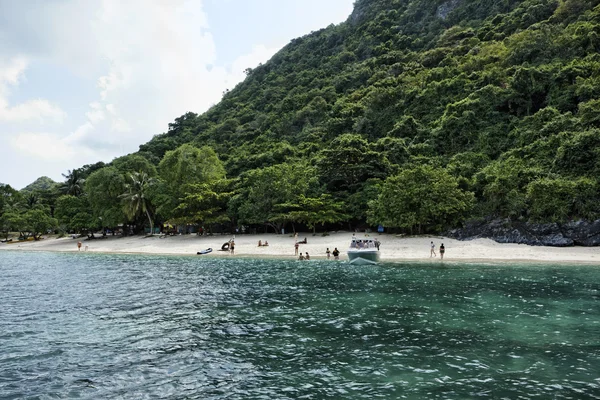 Tailandia, MU KOH ANGTHONG Parque Nacional Marino, turistas en una playa — Foto de Stock