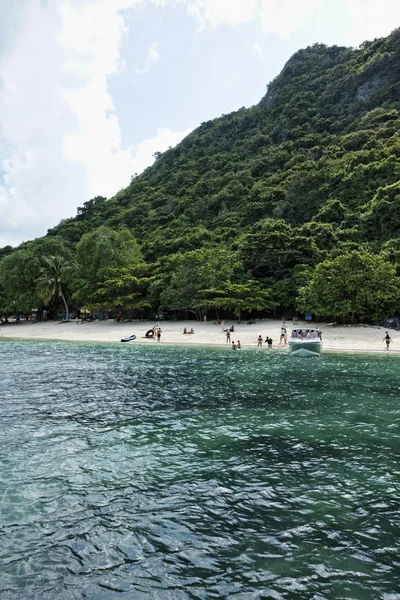 泰国，亩岛安通国家海洋公园，海滩上的游客 — 图库照片