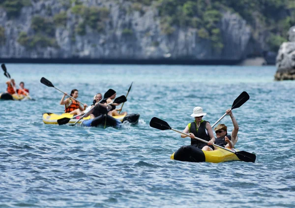 Thajsko, koh angthong Národní mořský park mu, turisté, kanoistika — Stock fotografie