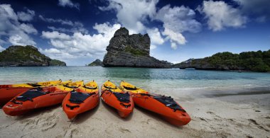 Tayland, mu koh angthong ulusal deniz parkı, kayaklar bir plajda panoramik