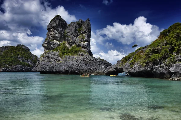 Thailand, mu koh angthong national marine park, touristen kanufahren — Stockfoto