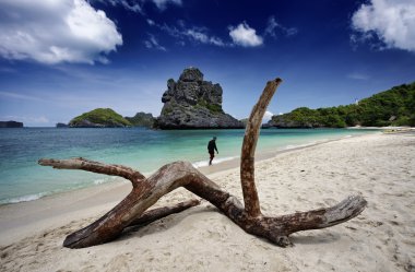 Tayland, mu koh angthong ulusal deniz parkı, sahilde yürüyen bir yerel balıkçı