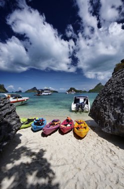 Tayland, mu koh angthong ulusal deniz parkı, kanoları sahilde