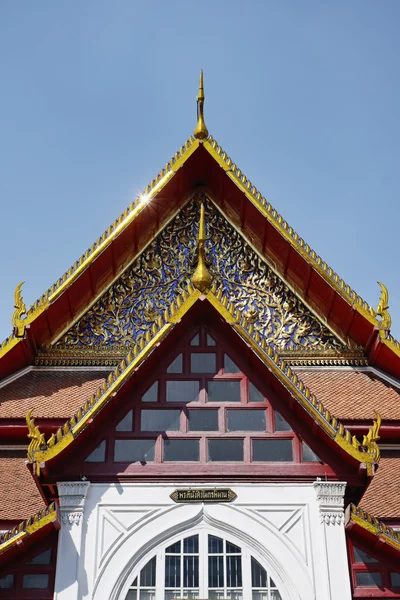 Thailand, Bangkok, golden ornaments on the roof of a buddhist temple, Amarintharam Worawihan Temple — Stock Photo, Image