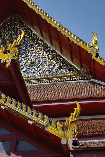Thailand, bangkok, gouden ornamenten op het dak van een boeddhistische tempel, amarintharam worawihan tempel — Stockfoto