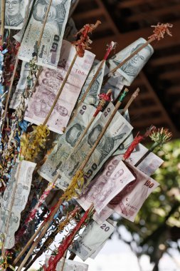 Tayland, bangkok, bir Budist tapınağında bağışlanan yerel para (bahts)