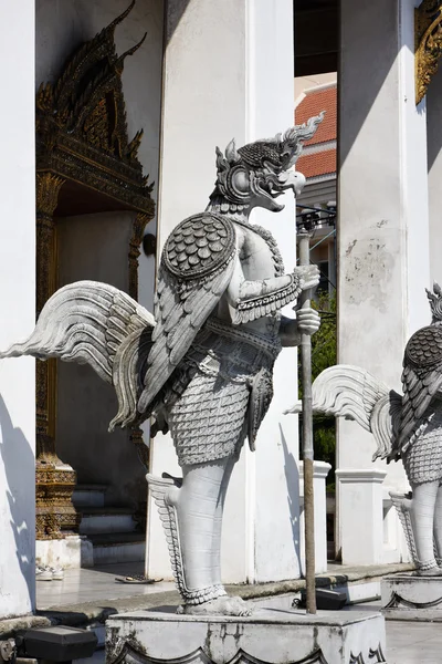 Ταϊλάνδη, Μπανγκόκ, amarintharam worawihan ναός, ιερή αγάλματα στην είσοδο — Φωτογραφία Αρχείου