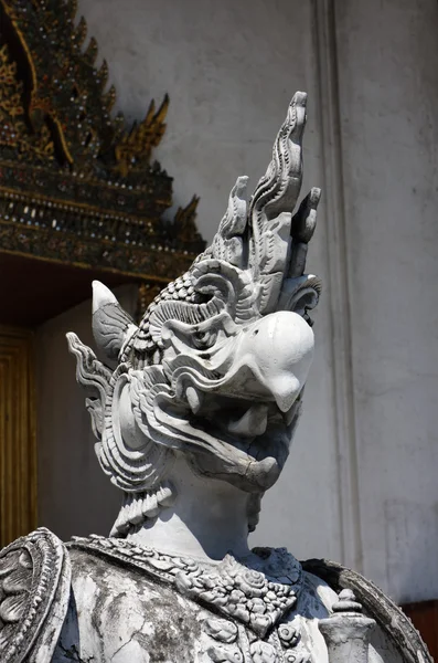 Thaiföld, Bangkok, Amarintharam Worawihan-templom, szent szobra a bejáratnál — Stock Fotó