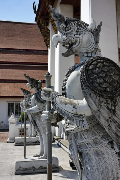 Thaiföld, Bangkok, Amarintharam Worawihan-templom, Szent szobrok a bejáratnál — Stock Fotó