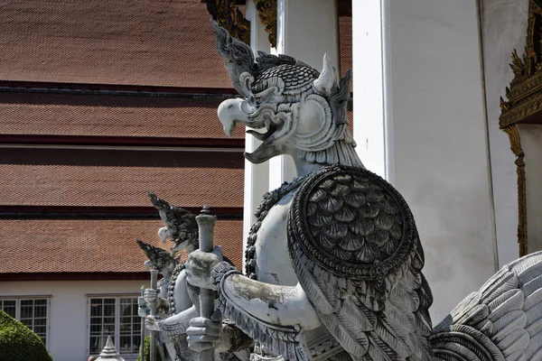 Tailandia, Bangkok, Templo de Amarintharam Worawihan, estatuas sagradas en la entrada — Foto de Stock