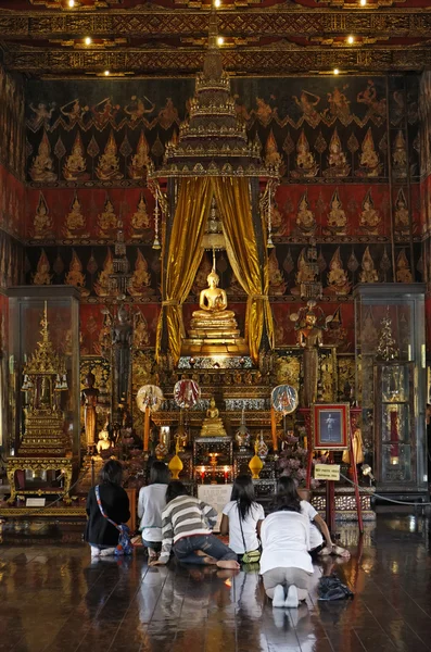 タイ、バンコク、amarintharam worawihan 寺、黄金の仏像 — ストック写真