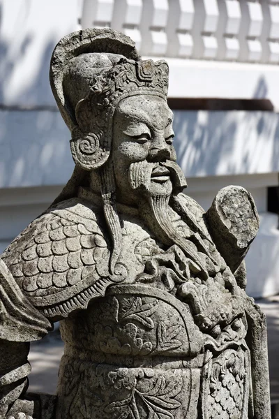 Tailandia, Bangkok, Templo de Amarintharam Worawihan, estatua sagrada en la entrada —  Fotos de Stock