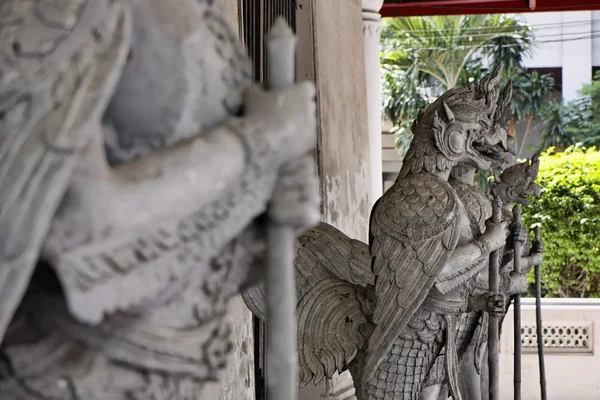 Thailand, Bangkok, Amarintharam Worawihan Temple, sacred statues at the entrance — Stock Photo, Image