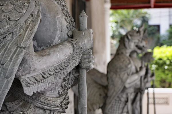 Tailandia, Bangkok, Templo de Amarintharam Worawihan, estatuas sagradas en la entrada —  Fotos de Stock