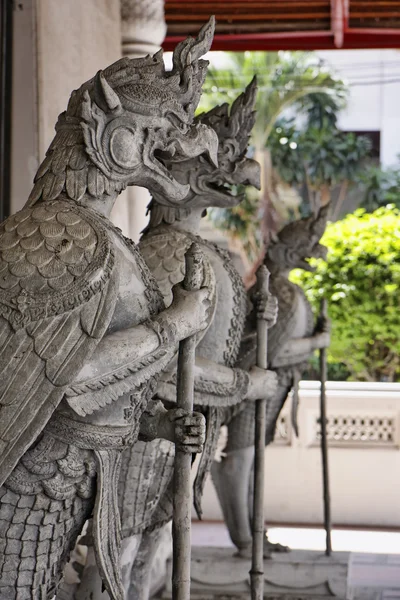 Thaiföld, Bangkok, Amarintharam Worawihan-templom, Szent szobrok a bejáratnál — Stock Fotó