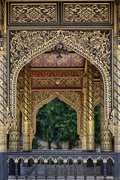 タイ、バンコク、amarintharam worawihan 寺、寺外木造金色塗装ガゼボ — ストック写真