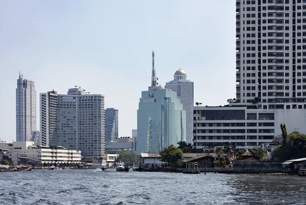 Thaïlande, Bangkok, vue sur la rivière Chao Praya et les toits de la ville — Photo
