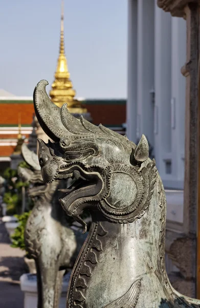 タイ、バンコク、pranon ワット ・ プラチェートゥポンウィモンマンカラーラーム敷設の仏の寺院、石造りのドラゴンの彫像 — ストック写真