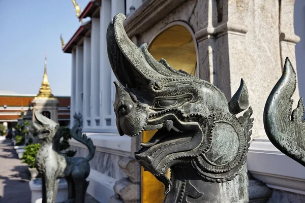 Tailandia, Bangkok, Pranon Wat Pho, la colocación de templo de Buda, estatuas de dragón de piedra —  Fotos de Stock